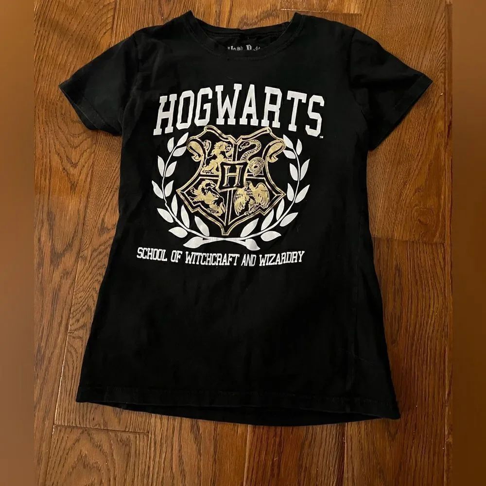 Girls size M Hogwarts school or witchcraft and wizardry black t shirt